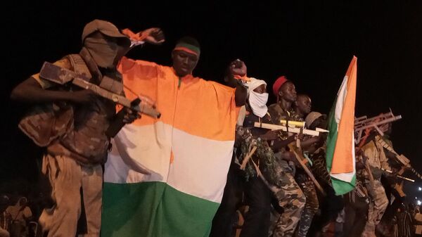 Nijer'de ülkede konuşlu Fransız askerlerinin gitmesi için gösteri düzenlendi. Yüzlerce Nijerli, başkent Niamey'deki Fransız askeri üssü önünde toplandı.  - Sputnik Türkiye
