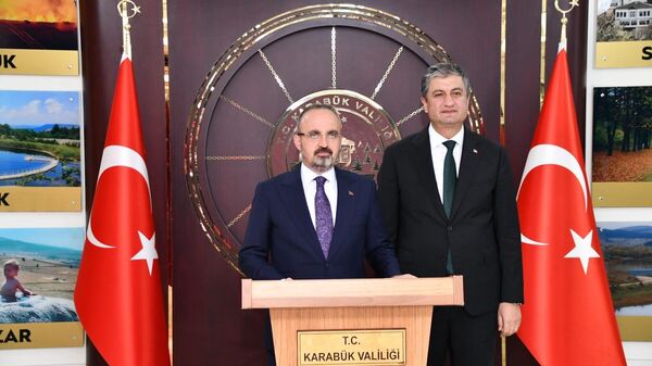 İçişleri Bakan Yardımcısı Bülent Turan (solda), Karabük Valisi Mustafa Yavuz'a (sağda) hayırlı olsun ziyaretinde bulundu - Sputnik Türkiye