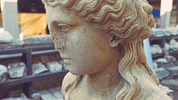 Bartın'ın Amasra ilçesinde yürütülen antik kent kazı çalışmalarında su perisi heykeli bulundu. - Sputnik Türkiye