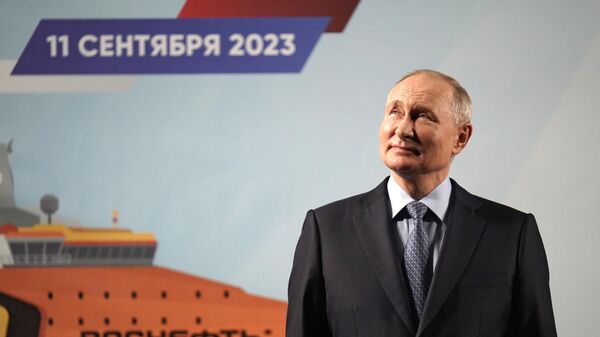 Rusya Devlet Başkanı Putin, Rusya’nın uzak doğusundaki Zvezda Gemi Yapım Tesisi'nde - Sputnik Türkiye