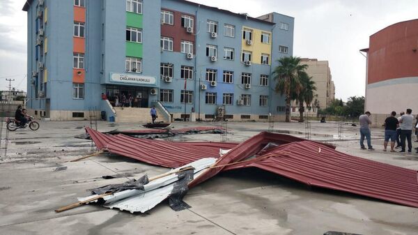 Mersin'de fırtına: Öğrencilerin sınıfta olduğu esnada çatı, okul bahçesine düştü - Sputnik Türkiye