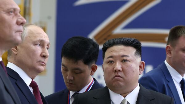 Rusya Devlet Başkanı Vladimir Putin ve Kuzey Kore lideri  Kim Yong-un Vostoçnıy Uzay Üssü'nde bir araya geldi. - Sputnik Türkiye