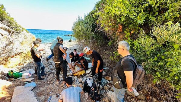 Muğla’nın Datça ilçesinde Karaköy mevkiinde sahilde mahsur kalan 14 düzensiz göçmen ekipler tarafından kurtarıldı. - Sputnik Türkiye