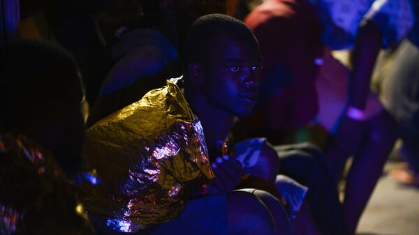 İtalya'nın Akdeniz'de düzensiz göç akınına uğrayan Lampedusa Adası'nda belediye meclisi, dünden bu yana 6 binden fazla göçmen gelmesi sebebiyle acil durum ilan ettiği bildirildi. Afrika'dan Avrupa'ya geçişte Orta Akdeniz'deki düzensiz göç rotası üzerinde yer alan İtalya'nın Kuzey Afrika'ya en yakın kara parçası Lampedusa Adası'na son 36 saatte 6 binden fazla göçmenin gelmesi ülke gündemindeki yerini koruyor.  - Sputnik Türkiye