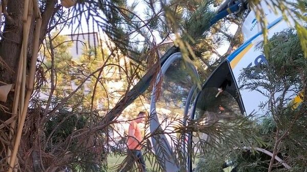 Afyonkarahisar’da iki kişilik özel helikopter iniş yaptığı sırada ağaçlara takılarak düştü - Sputnik Türkiye