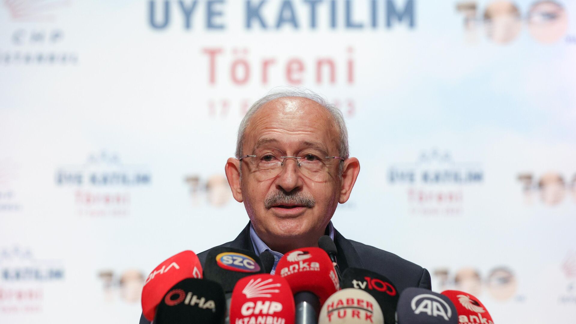 Cumhuriyet Halk Partisi Genel Başkanı Kemal Kılıçdaroğlu, İstanbul Şişli’de düzenen Üye Katılım Töreninde konuştu. CHP lideri Kılıçdaroğlu, CHP’ye katılan 322 yeni üyeye temsilen 12 üyeye rozetlerini takarak hatıra fotoğrafı çektirdi. Cumhuriyet Halk Partisi Genel Başkanı Kemal Kılıçdaroğlu, İstanbul Şişli’de düzenen Üye Katılım Töreninde konuştu. CHP lideri Kılıçdaroğlu, CHP’ye katılan 322 yeni üyeye temsilen 12 üyeye rozetlerini takarak hatıra fotoğrafı çektirdi. - Sputnik Türkiye, 1920, 28.10.2023