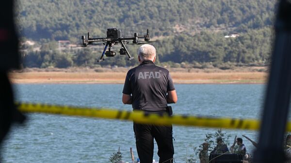 İzmir'de baraj gölüne düşen helikopter - Sputnik Türkiye
