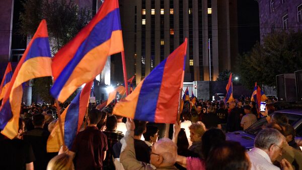 Dağlık Karabağ'daki durumun tırmanmasının ardından  Erivan’daki Rusya Büyükelçiliği binasının önünde protestocular toplandı - Sputnik Türkiye