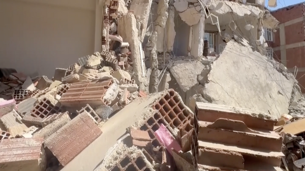 Kepçe operatörü hasarlı binaları yıkarken sağlam binaların da duvarlarını yıktı - Sputnik Türkiye