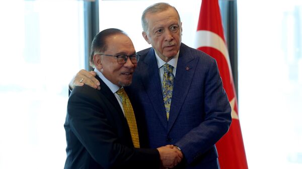 Cumhurbaşkanı Recep Tayyip Erdoğan, New York'ta Türkevi'nde Malezya Başbakanı Enver İbrahim'i kabul etti. - Sputnik Türkiye
