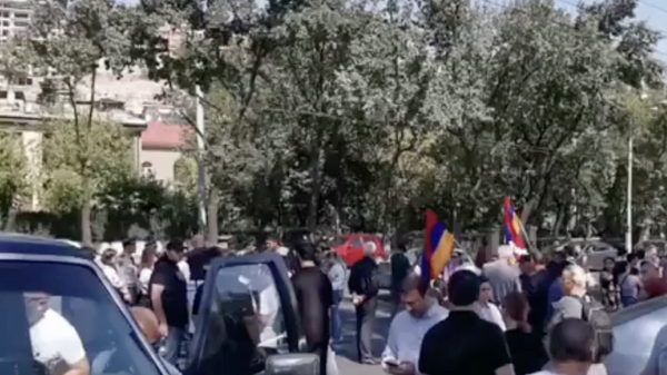 Erivan'ın merkezinde yer alan protestocular hükümet karşıtı gösteri yapıyor - Sputnik Türkiye