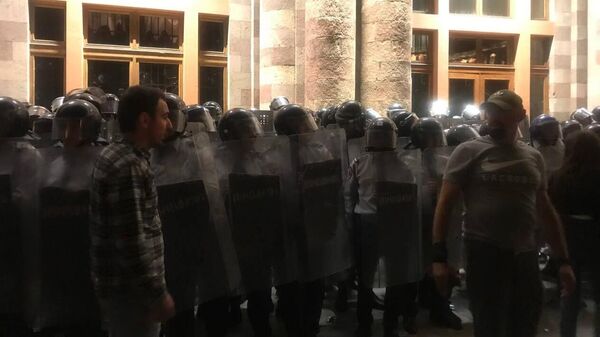 Ermenistan'ın başkenti Erivan'da protestocular yolu kapatarak insan zinciri oluşturmaya başladı - Sputnik Türkiye