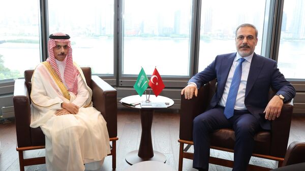  Dışişleri Bakanı Hakan Fidan, New York'ta, Suudi Arabistan Dışişleri Bakanı Faysal bin Ferhan ile Türkevi'nde bir araya geldi. - Sputnik Türkiye