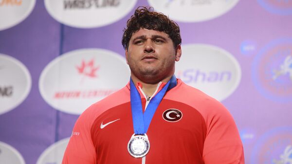 Sırbistan'da düzenlenen 2023 Dünya Güreş Şampiyonası'nda milli sporcu Rıza Kayaalp (fotoğrafta), grekoromen stil 130 kilo finalinde İranlı rakibi Amin Mirzazadeh'e kaybederek, gümüş madalya elde etti.  - Sputnik Türkiye