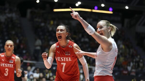 A Milli Kadın Voleybol Takımı, Paris 2024 Olimpiyat Elemeleri B Grubu yedinci ve son maçında Belçika'yı 3-0 mağlup etti ve elemeleri namağlup tamamladı. - Sputnik Türkiye