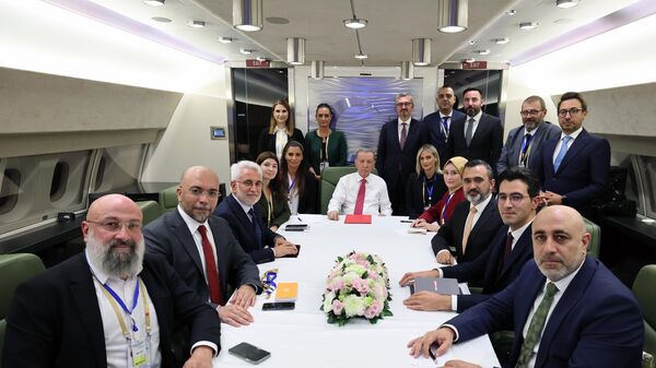 Cumhurbaşkanı Erdoğan, Azerbaycan Nahçıvan ziyareti sonrası uçakta gazetecilerin sorularını yanıtladı - Sputnik Türkiye