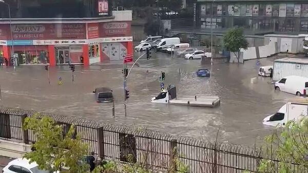 Küçükçekmece ve Başakşehir'de aniden bastıran sağanak yağış nedeniyle araçlar suya gömüldü - Sputnik Türkiye