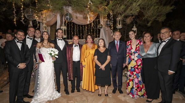  Kemal Kılıçdaroğlu, İzmir Büyükşehir Belediye Başkanı Tunç Soyer'in kızının nikah törenine katıldı - Sputnik Türkiye