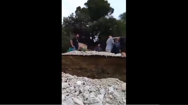 Yunanistan'da ikinci kez sel felaketiyle karşı karşıya kalan Volos kentinin Belediye Başkanı Ahileas Beos'un, sel mağduru bir kişiye tokat attığı bildirildi. - Sputnik Türkiye