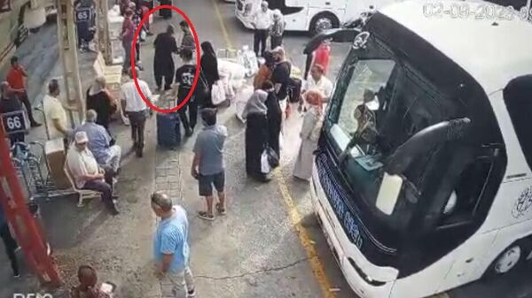 Otobüs beklerken kavga eden iki yolcu aynı anda kalp krizi geçirdi - Sputnik Türkiye