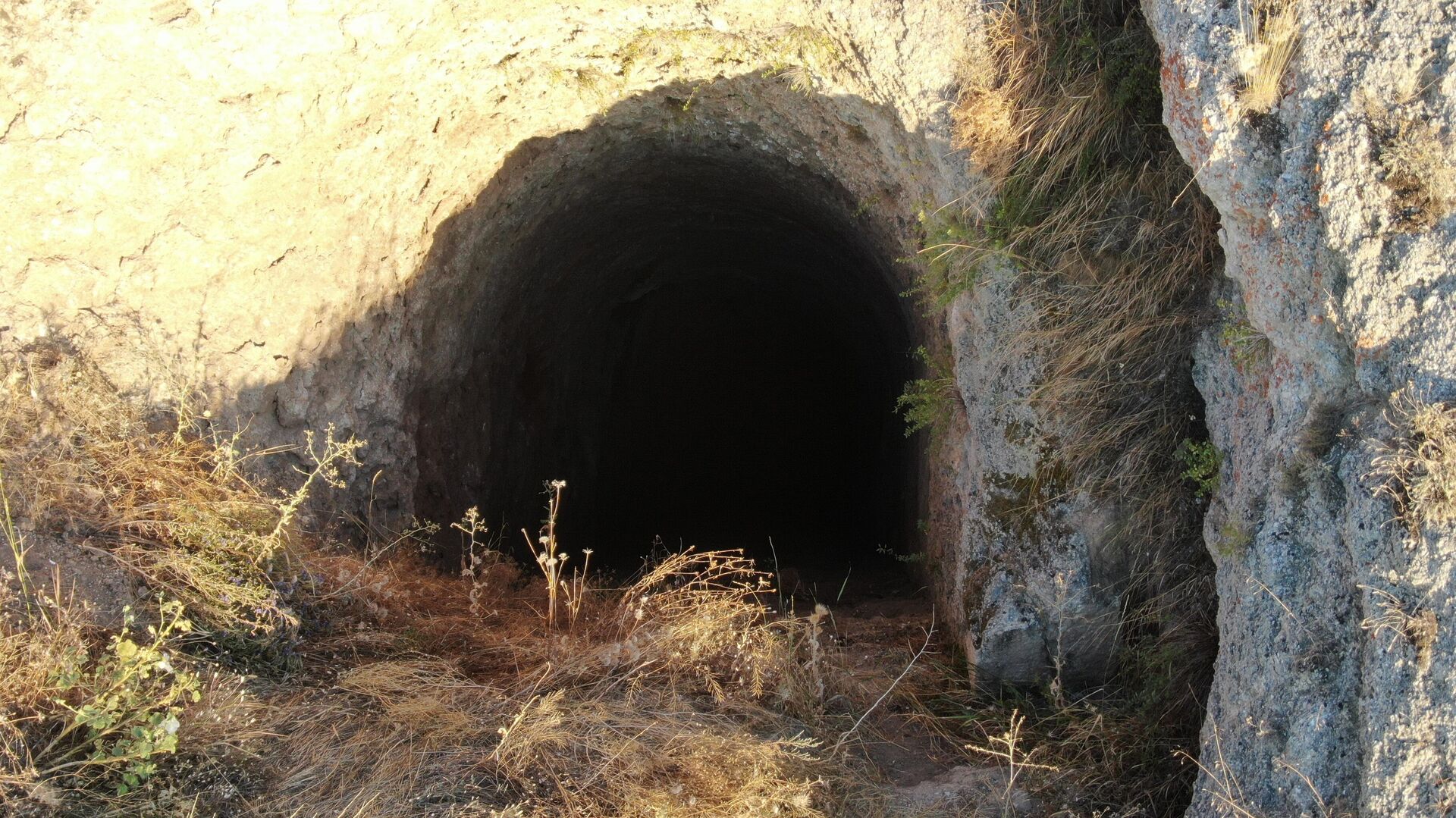 Sivas'ın Hafik ilçesinde bulunan 'gizemli oyuğun' sırrı çözüldü. Mithridates döneminde inşa edilen gizemli yapının su sarnıcından öte ileri bir teknoloji barındırdığı ifade ediliyor. - Sputnik Türkiye, 1920, 02.10.2023