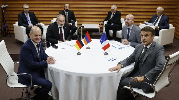 Avrupa Konseyi Başkanı Charles Michel, Fransa lideri Emmanuel Macron ve Almanya lideri Olaf Scholz, Ermenistan Başbakanı Nikol Paşinyan ile görüştü. - Sputnik Türkiye
