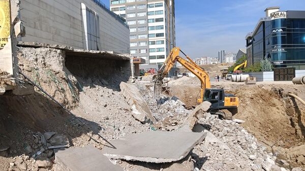 Ankara'da toprak kayması: 11 katlı binanın otoparkı çöktü - Sputnik Türkiye
