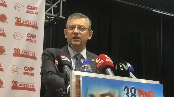 CHP Genel Başkanlığına adaylığını açıklayan Grup Başkanı Özgür Özel, partilerindeki değişim tartışmalarını, sadece CHP Genel Başkanı Kemal Kılıçdaroğlu'na indirgemenin haksızlık olacağını belirterek, Vefalı bir değişimi savunuyorum, böyle bir değişim öngörüyorum. dedi. - Sputnik Türkiye