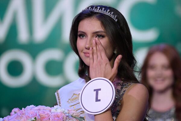 Miss Universe gidecek olan Dudina, insanlara yardım etmeyi her şeyden çok sevdiğini belirtti.  - Sputnik Türkiye
