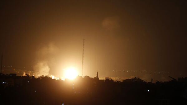 İsrail savaş uçakları, abluka altındaki Gazze Şeridi'ne yönelik hava saldırılarına dördüncü gününde de devam ediyor. Gazze kentinin doğusuna düzenlenen saldırı sonucu bölgeden alev ve dumanlar yükseldi. - Sputnik Türkiye