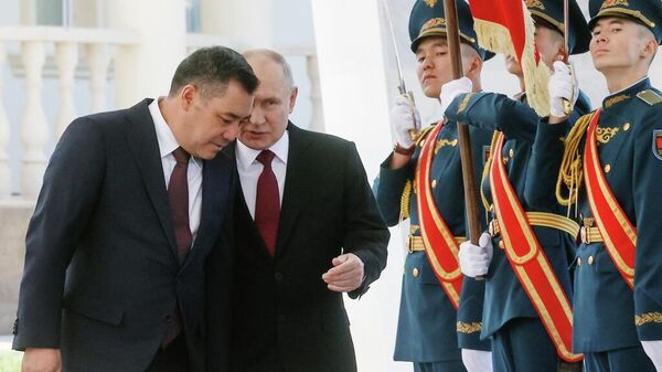 Rusya Devlet Başkanı Vladimir Putin Kırgızistan Sadır Caparov - Sputnik Türkiye