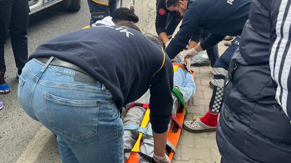 Kapısı açık giden minibüsten düşen kişi ağır yaralandı - Sputnik Türkiye