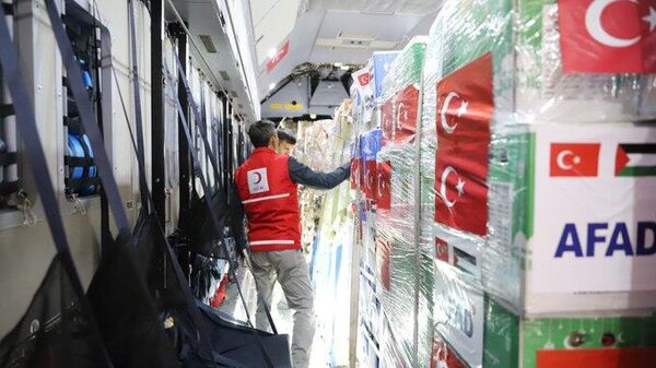 Türkiye’nin Gazze için gönderdiği insani yardım malzemesi yüklü ikinci uçak Mısır’a ulaştı - Sputnik Türkiye