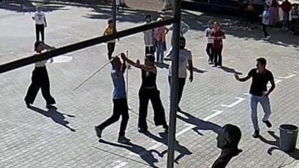 Kız kardeşini sınıftan zorla almak istedi: 5 öğretmene saldırdı - Sputnik Türkiye