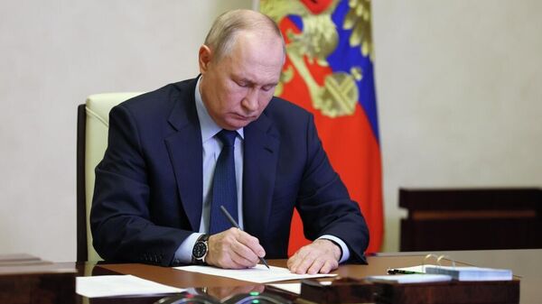 Rusya Devlet Başkanı Vladimir Putin imza anlaşma masa - Sputnik Türkiye
