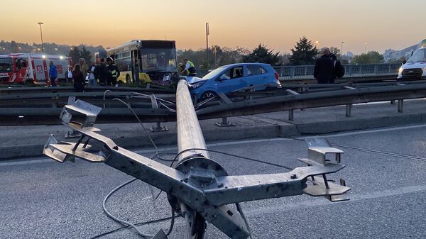 İETT otobüsü aydınlatma direğine çarptı, direk seyir halindeki aracı ezdi - Sputnik Türkiye