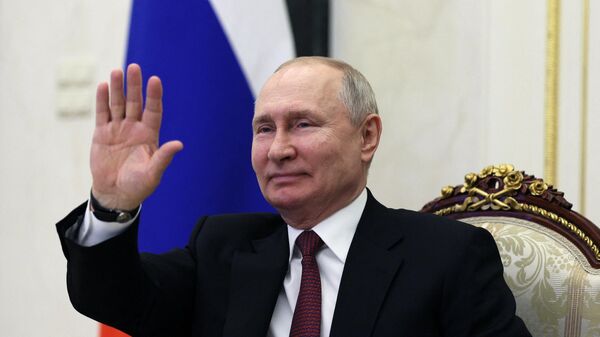 Rusya DEvlet Başkanı Vladimir Putin el sallıyor - Sputnik Türkiye