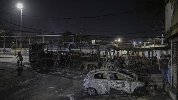 Çete üyeleri misilleme olarak şehirdeki otobüsleri ateşe verdi - Sputnik Türkiye