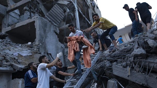 İsrail saldırıları sonrası Gazze'de yapılan kurtarma çalışmaları - Sputnik Türkiye