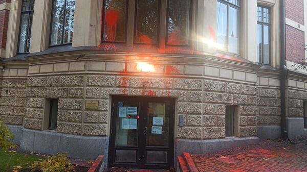 Türkiye'nin Helsinki Büyükelçiliğinin girişine boyalı ve sis bombalı saldırı düzenlendi - Sputnik Türkiye