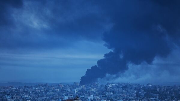 İsrail, abluka altındaki Gazze Şeridi'ne yönelik saldırılarını sürdürüyor. Gazze'nin Ez-Zeytun Mahallesi'ne düzenlenen saldırılar sonucu bölgeden dumanlar yükseldi.  - Sputnik Türkiye