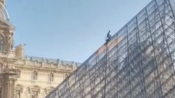Fransa’da iklim aktivistleri Louvre Piramidi'ne turuncu boya püskürttü - Sputnik Türkiye