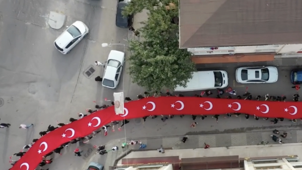 Öğrenciler 350 metre boyunda Türk bayrağı ile kortej yürüyüşü yaptı - Sputnik Türkiye