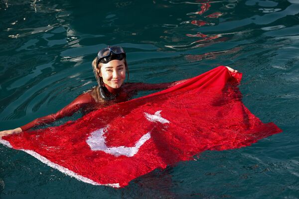 Şahika Ercümen, Cumhuriyet'in 100. yılı etkinlikleri kapsamında Antalya'da gerçekleştirdiği dalışta Türk bayrağı açtı. - Sputnik Türkiye