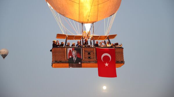 Cumhuriyet'in 100. yılında Kapadokya semaları Türk bayraklarıyla renklendi - Sputnik Türkiye