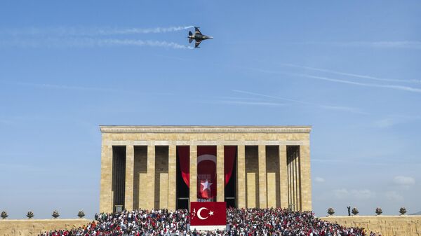 Türk Hava Kuvvetleri'nin akrobasi timi SOLOTÜRK, Türkiye Cumhuriyeti'nin 100. kuruluş yıl dönümü dolayısıyla Anıtkabir semalarında gösteri uçuşu gerçekleştirdi. - Sputnik Türkiye