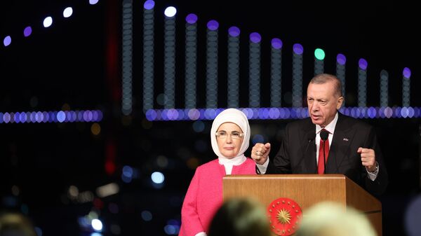 Cumhurbaşkanı Recep Tayyip Erdoğan, Vahdettin Köşkü'nde Cumhuriyet'in ilanının 100. yılı dolayısıyla konuşma yaptı. Cumhurbaşkanı Erdoğan'a eşi Emine Erdoğan da eşlik etti.  - Sputnik Türkiye