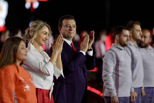 Vatandaşları, selamlayan İmamoğlu çiftine görkemli sahnede İBB’nin çeşitli birimlerinde ve iştirak şirketlerinde çalışan 142 çalışan eşlik etti. - Sputnik Türkiye