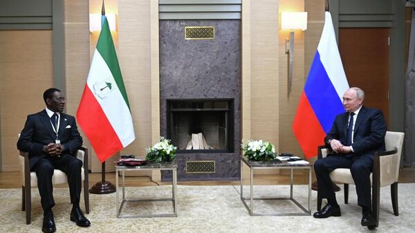 Ekvator Ginesi Devlet Başkanı Nguema Mbasogo’yu başkent Moskova’da ağırlayan Rus lider Putin - Sputnik Türkiye