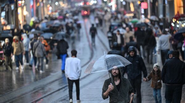 İstanbul yağmur, İstiklal Caddesi - Sputnik Türkiye
